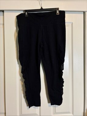 Xersion Black Ruffle Side Leggings Capri